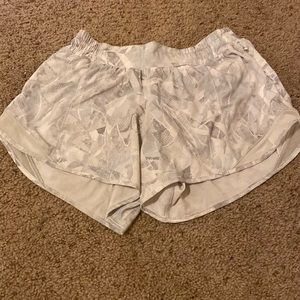 Lululemon Hotty Hot 4” shorts